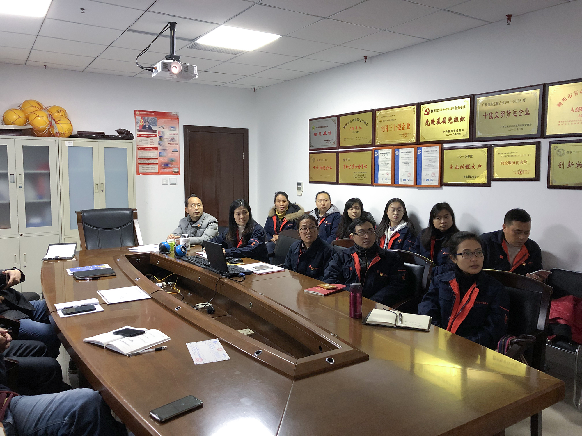 桂中海迅公司组织集中收看报告会.jpg