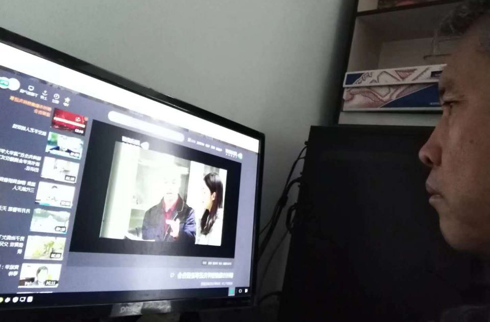 柳江造纸厂党员干部通过网络直播收看报告会1.jpg 柳江造纸厂党员干部通过网络直播收看报告会1.jpg